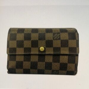 AURHENTIC Louis Vuitton Wallet - See all pictures - some damage left corner - be